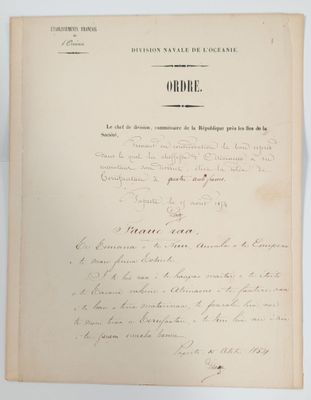 un gros plan d'un morceau de papier sur lequel on a écrit