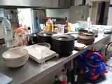 beaucoup d'assiettes et de bols sur le comptoir de la cuisine