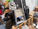 une pile de cartons et une échelle dans un garage