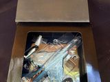 une boîte contenant une maquette d'avion de chasse