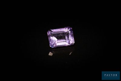 une pierre d'améthorate violette sur fond noir