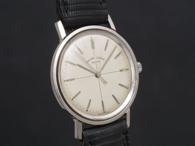 une image représentant une montre-bracelet sur fond noir