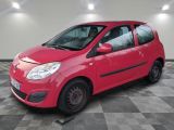la photo d'une voiture rouge garée dans un garage
