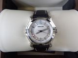 une montre posée sur un anneau blanc