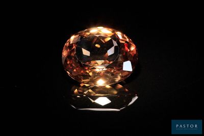 un losange orange sur fond noir