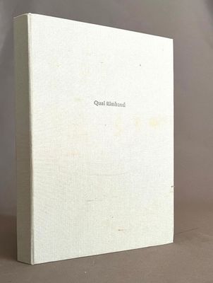 un vieux livre à la couverture blanche posé sur une table