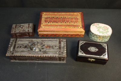 de nombreux types de boîtes décoratives posées sur une table