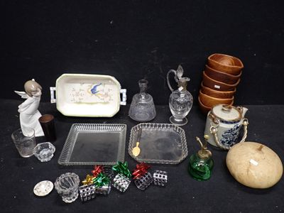 une table sur laquelle se trouvent de nombreux objets en verre