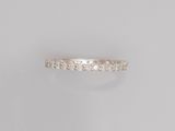 une image d'une bague éternité sertie de diamants sur fond blanc