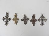 quatre croix différentes sont représentées sur un fond blanc