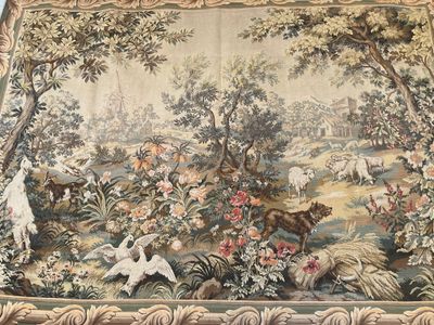 une photo d'une tapisserie représentant des animaux et des fleurs