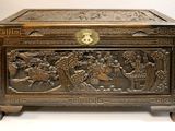 une grande boîte en métal ornée d'un motif