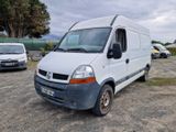 une camionnette blanche garée dans un parking