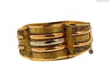 un gros plan sur un bracelet en or orné d'une perle noire