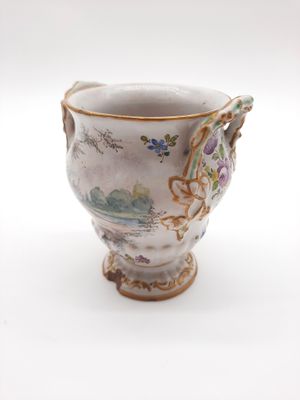 un vase blanc orné d'un motif floral