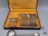 un coffret contenant de l'argenterie sur une table