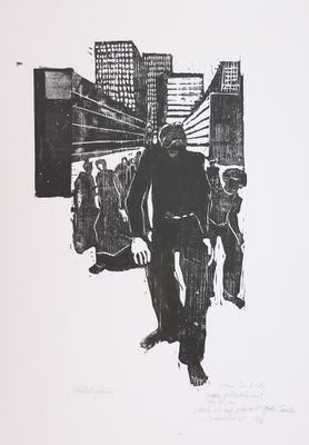 dessin en noir et blanc représentant un homme marchant dans une rue de la ville