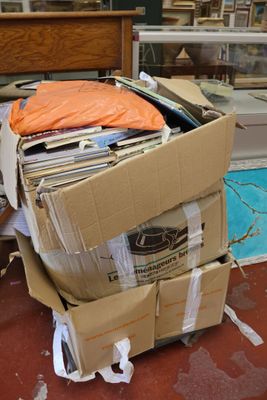 une boîte en carton contenant beaucoup de papiers