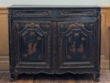 une armoire noire surmontée de deux portes