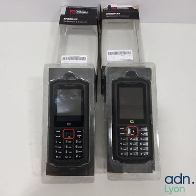 deux téléphones portables qui se trouvent dans leur emballage sur la table
