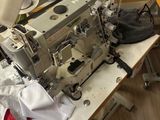 une machine à coudre posée sur une table dans une pièce