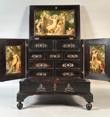une commode noire ornée d'une peinture
