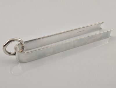 gros plan d'un objet métallique sur une surface blanche