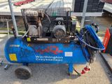 un compresseur d'air bleu posé sur un chariot