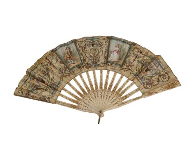 un vieux ventilateur orné d'un motif sur fond blanc