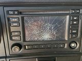 un tableau de bord de voiture dont l'écran et la radio sont cassés