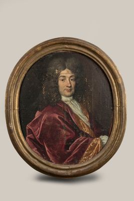 un portrait ovale représentant un homme vêtu d'une robe rouge