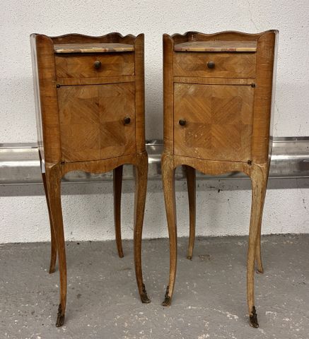 Paire de chevets de style Louis XV de manufacture contemporaine