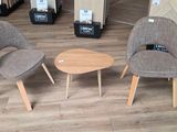 trois chaises et une table dans un magasin où se trouvent des cartons