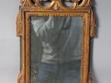 un miroir posé sur une table