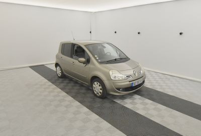 une photo d'une petite voiture dans un garage