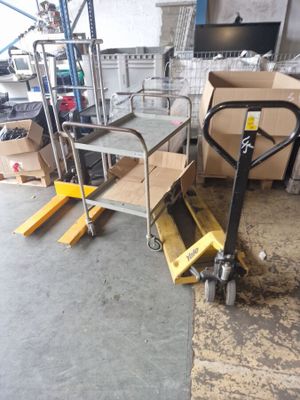 un chariot posé au milieu d'une pièce