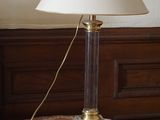 une lampe posée sur une table dans une pièce