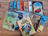 de nombreux livres pour enfants posés sur une table en bois
