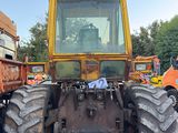 un gros tracteur garé sur un parking