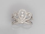 gros plan d'une bague en diamant sur une surface blanche