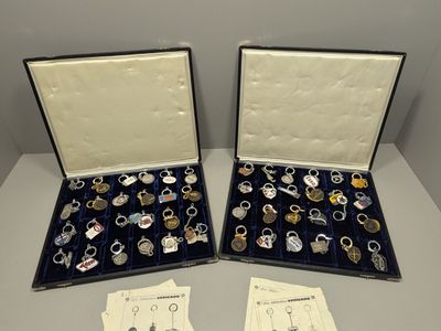 deux valises ouvertes, contenant divers objets, posées sur une table