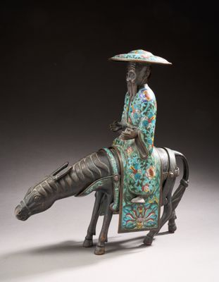 statue of a man riding a horse with a hat on top of his head