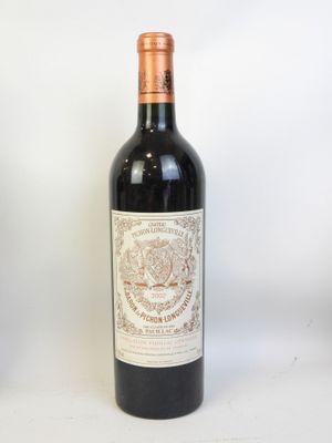 la bouteille de vin rouge est posée sur la table