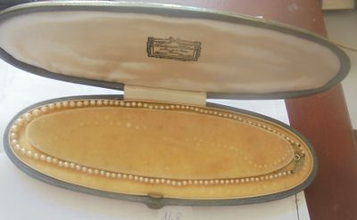 une boîte ouverte, posée sur une table