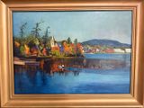 une peinture à l'huile représentant un bateau sur un lac entouré d'arbres