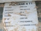 une personne en train de découper un morceau de papier avec une paire de ciseaux