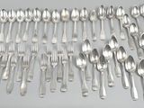 beaucoup de cuillères en argent et de cuillères sur la table