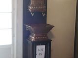 une horloge grand-père dans le coin d'une pièce avec un panneau devant elle