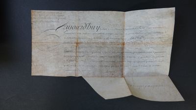 un gros plan d'un morceau de papier sur lequel on a écrit