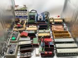 de nombreux types de trains miniatures sur la table